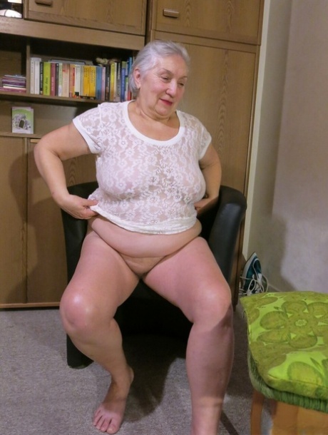 Chubby granny Waldespina shows off her saggy tits while completely naked