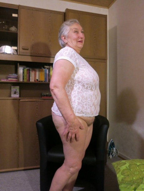 Chubby granny Waldespina shows off her saggy tits while completely naked